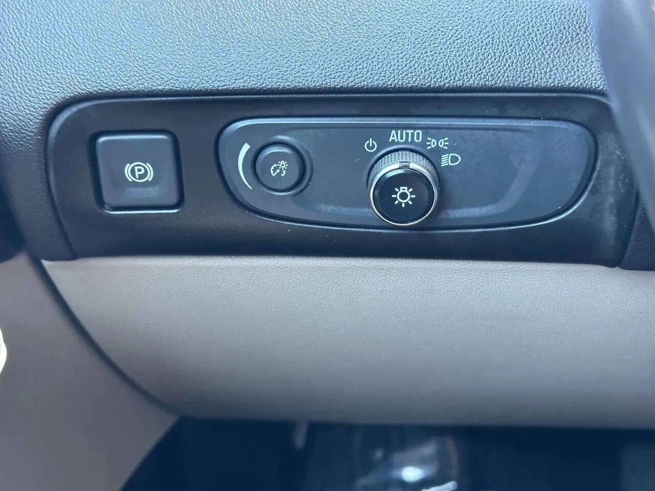 Used 2020 Buick Enclave Essence w/ Sound and Sites Package AWD/4WD image 33