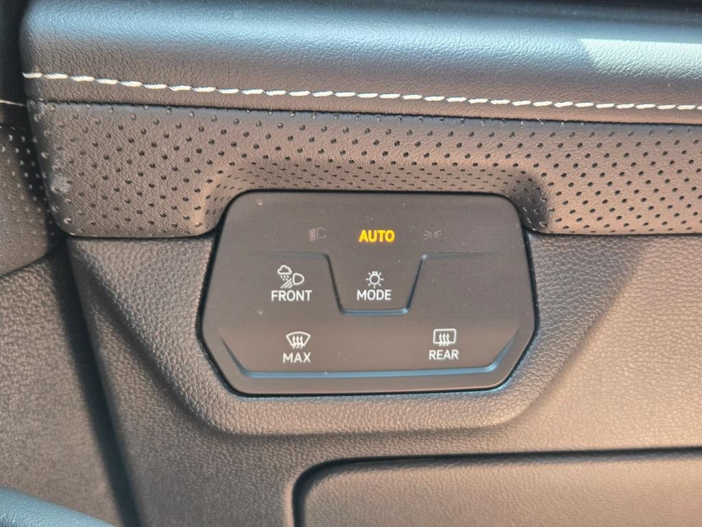 Used 2024 Volkswagen Atlas SE w/ Panoramic Sunroof Package FWD image 22