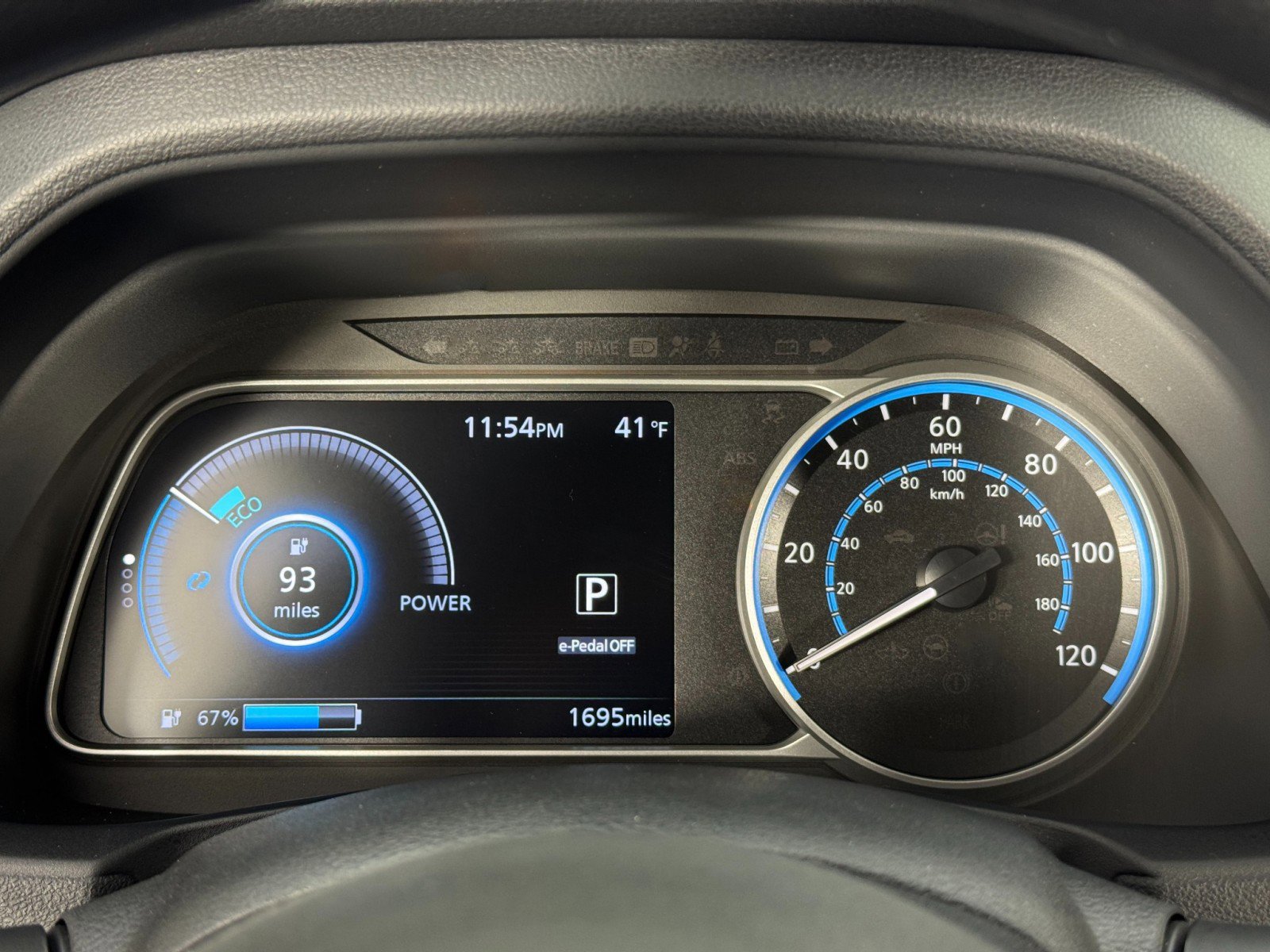 Used 2025 Nissan Leaf S image 17