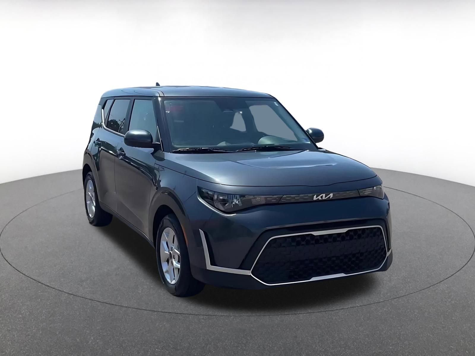Used 2025 Kia Soul LX w/ LX Technology Package FWD image 3