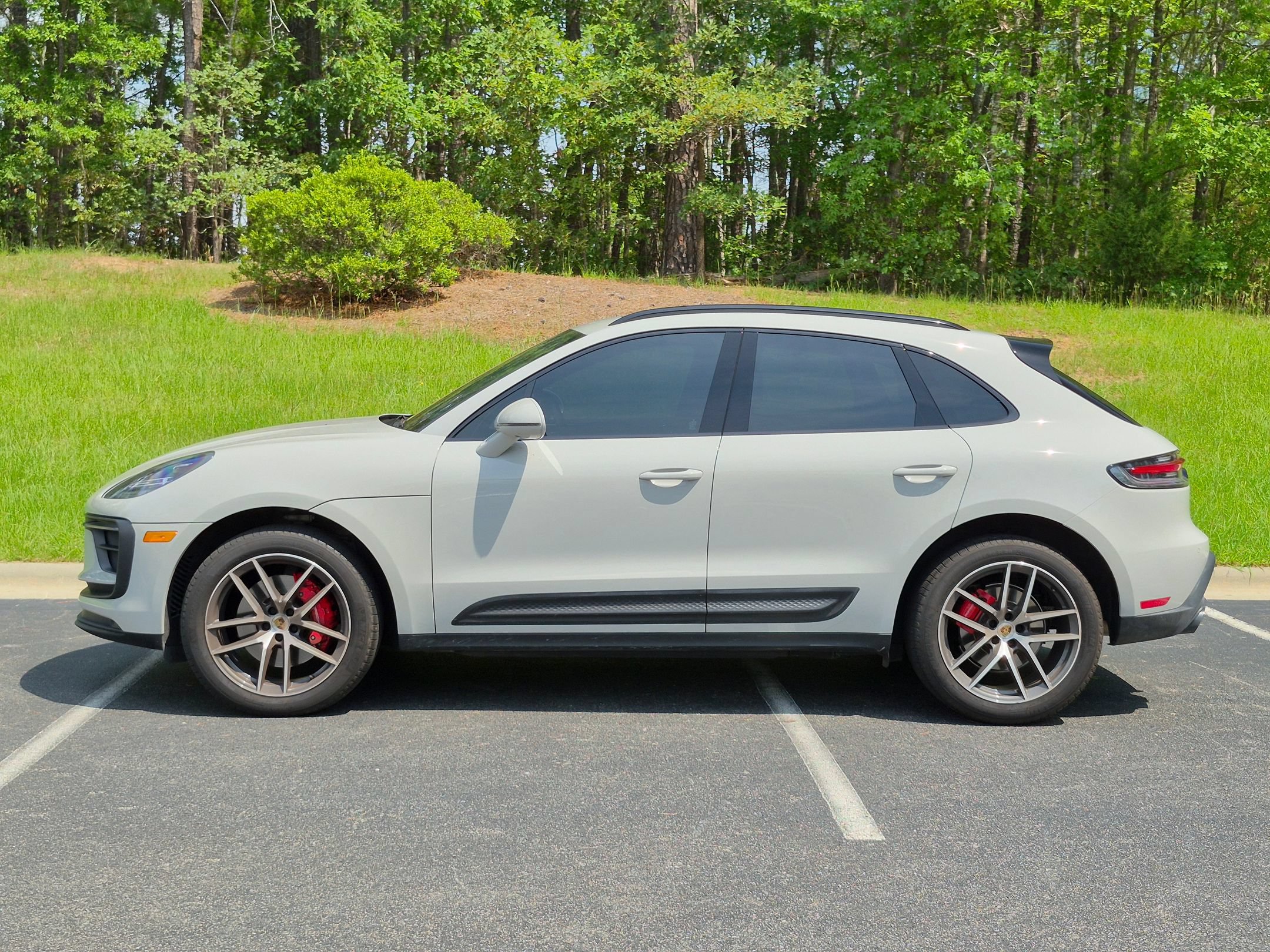 Certified 2024 Porsche Macan S AWD/4WD image 2