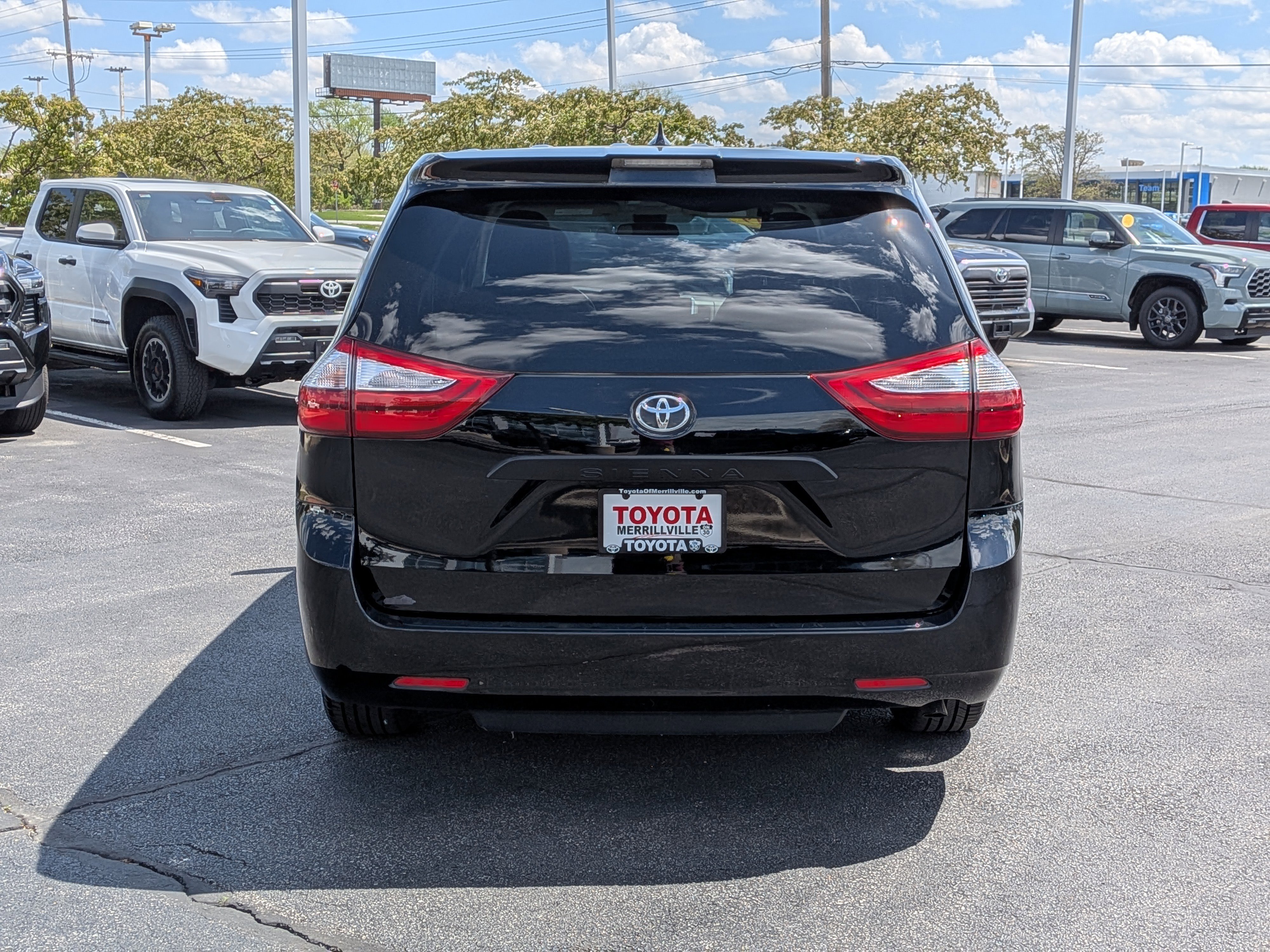 Used 2019 Toyota Sienna L w/ Carpet Mat Package FWD image 7