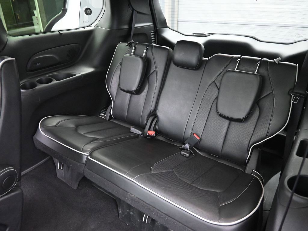 Used 2025 Chrysler Pacifica Limited image 14
