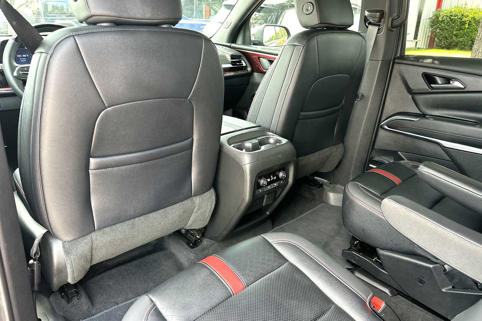 Used 2025 Chevrolet Traverse RS FWD image 24