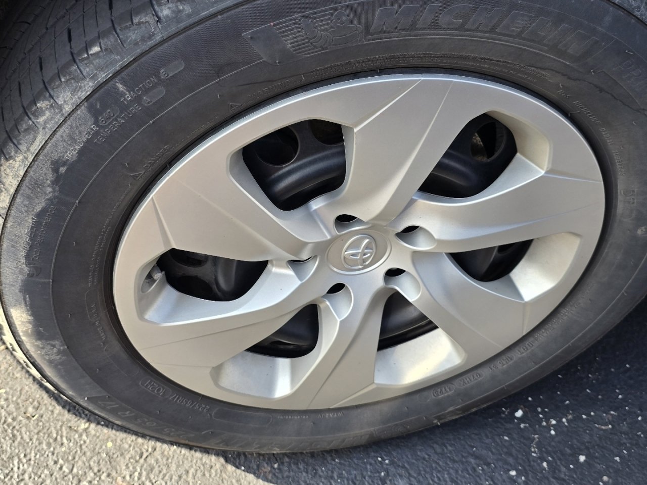 Used 2024 Toyota RAV4 LE AWD/4WD image 23