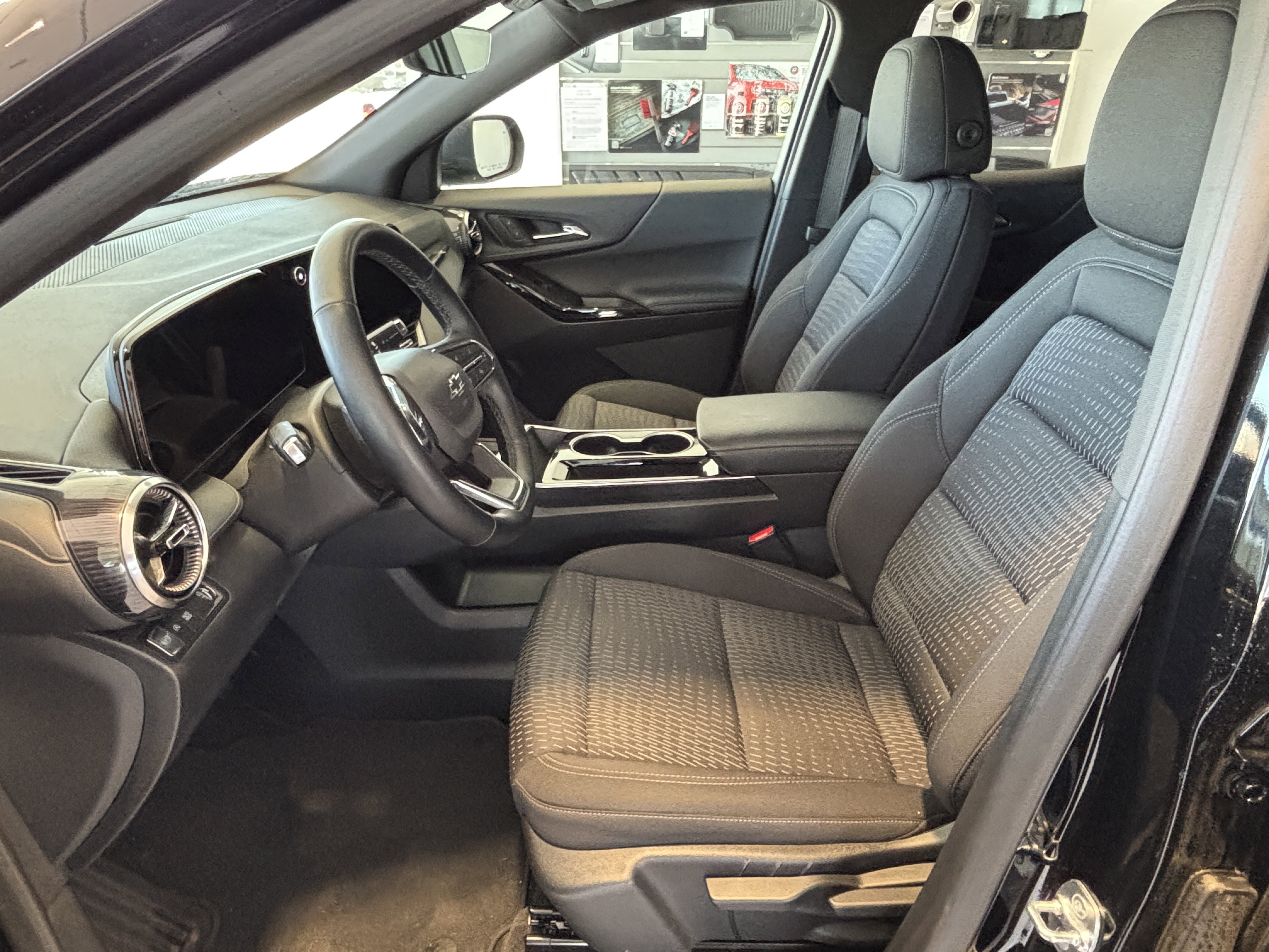 Used 2025 Chevrolet Equinox LT w/ Safety and Technology Package image 7