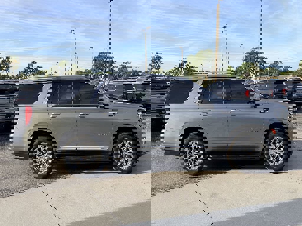 Used 2023 GMC Yukon SLT w/ SLT Luxury Package image 4