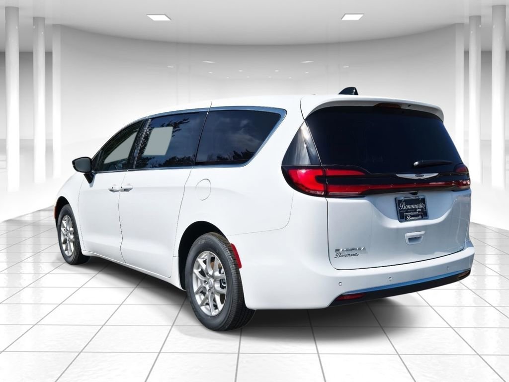 New 2026 Chrysler Pacifica Select image 5