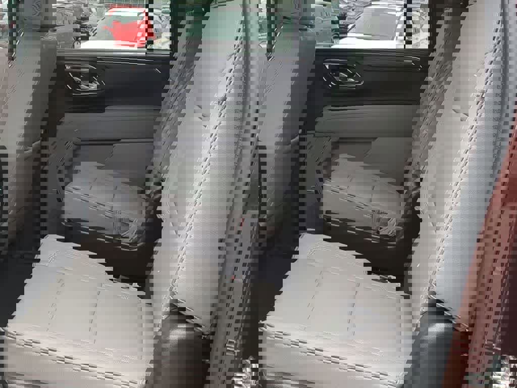 Used 2023 GMC Yukon XL SLT w/ SLT Luxury Package image 18