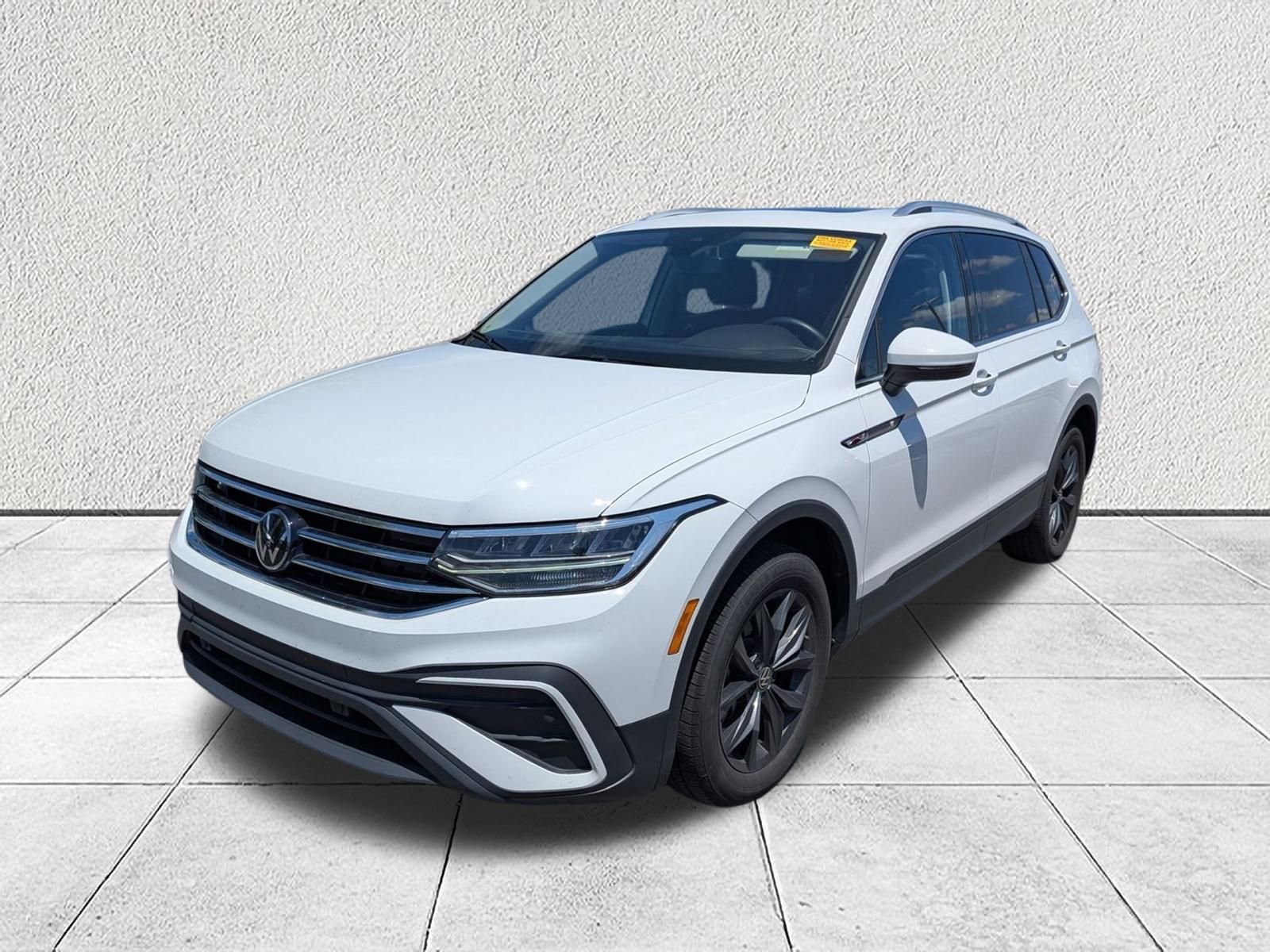 Used 2024 Volkswagen Tiguan SE w/ Panoramic Sunroof Package FWD image 7