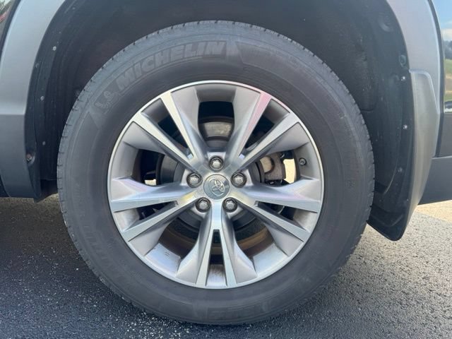 Used 2015 Toyota Highlander XLE AWD/4WD image 11
