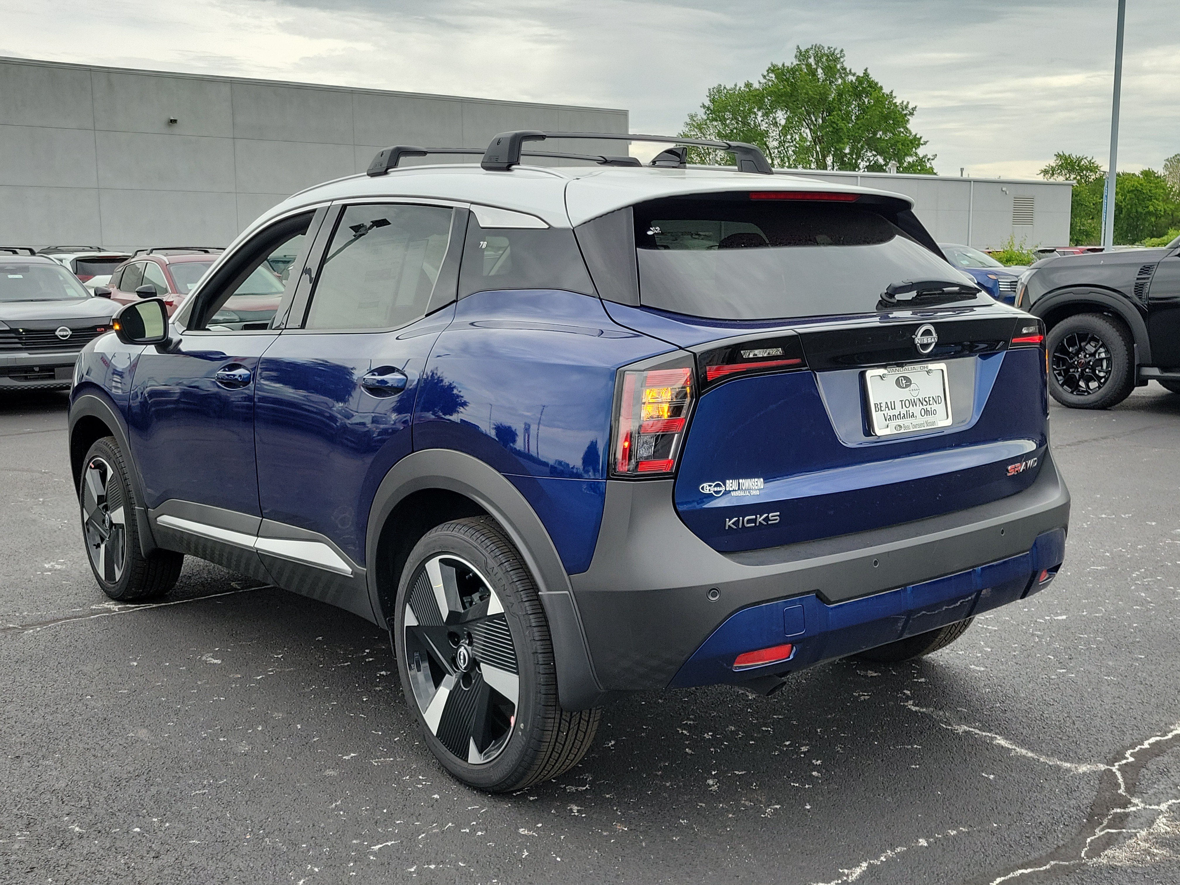 New 2026 Nissan Kicks SR w/ Illumination Package AWD/4WD image 3