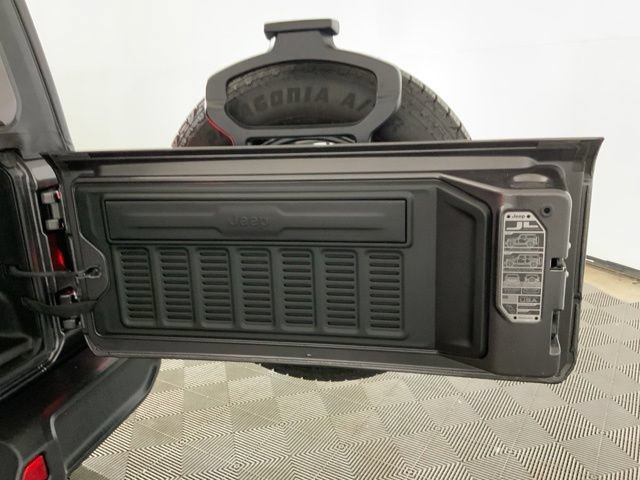 Used 2025 Jeep Wrangler Unlimited Sahara w/ Technology Group AWD/4WD image 36