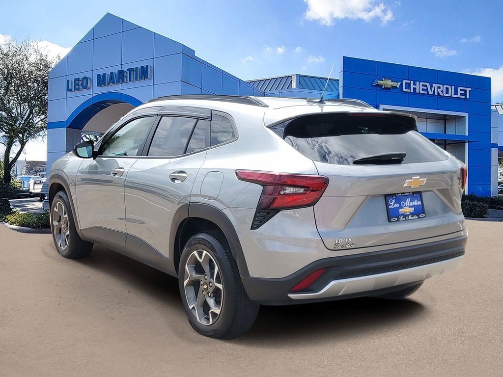 Used 2025 Chevrolet Trax LT w/ Driver Confidence Package image 4