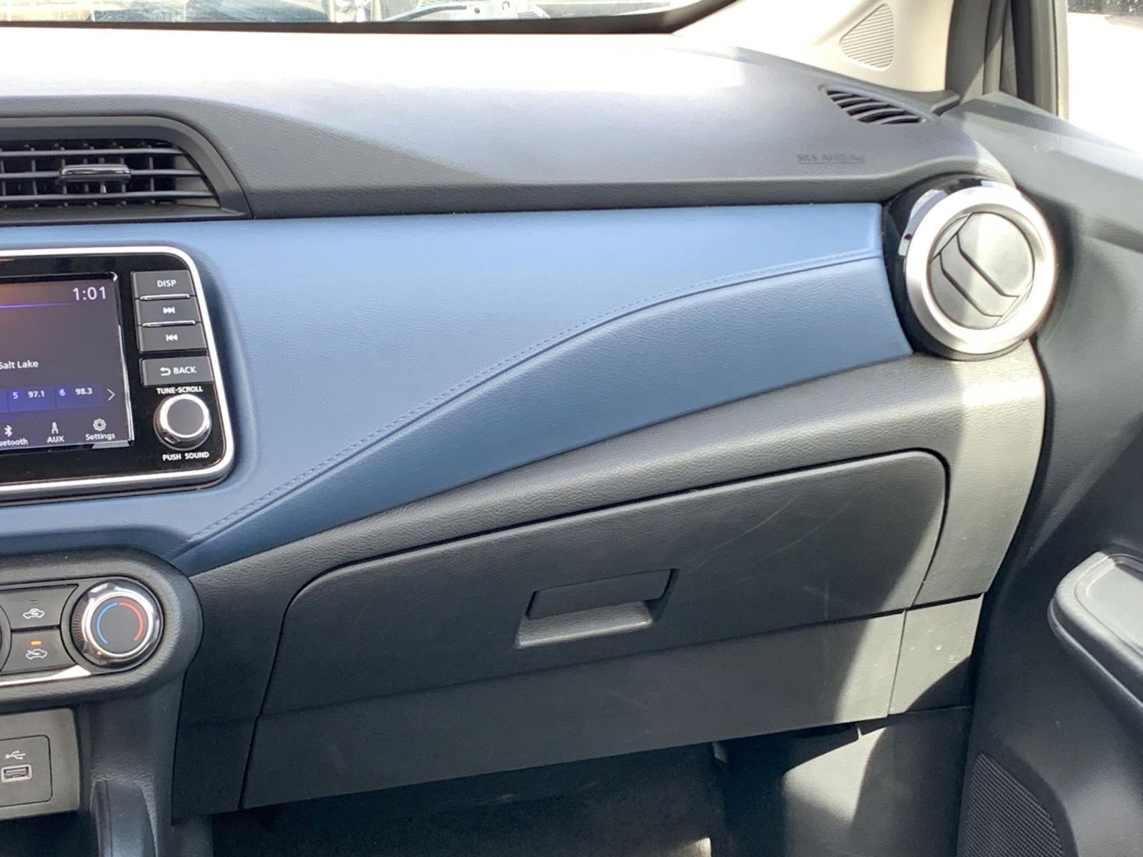 Used 2025 Nissan Versa SV image 33