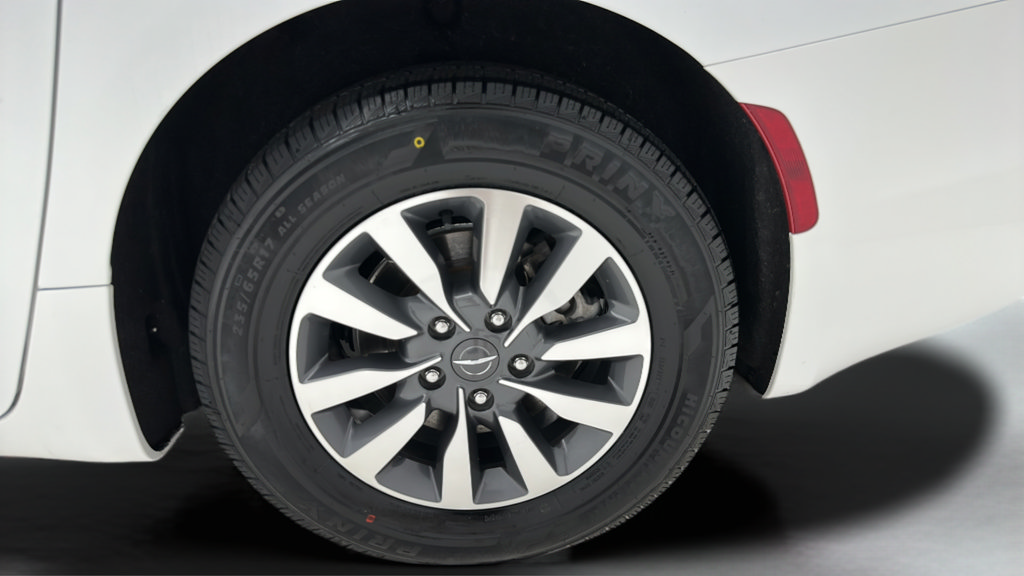 Used 2023 Chrysler Pacifica Touring-L FWD image 8