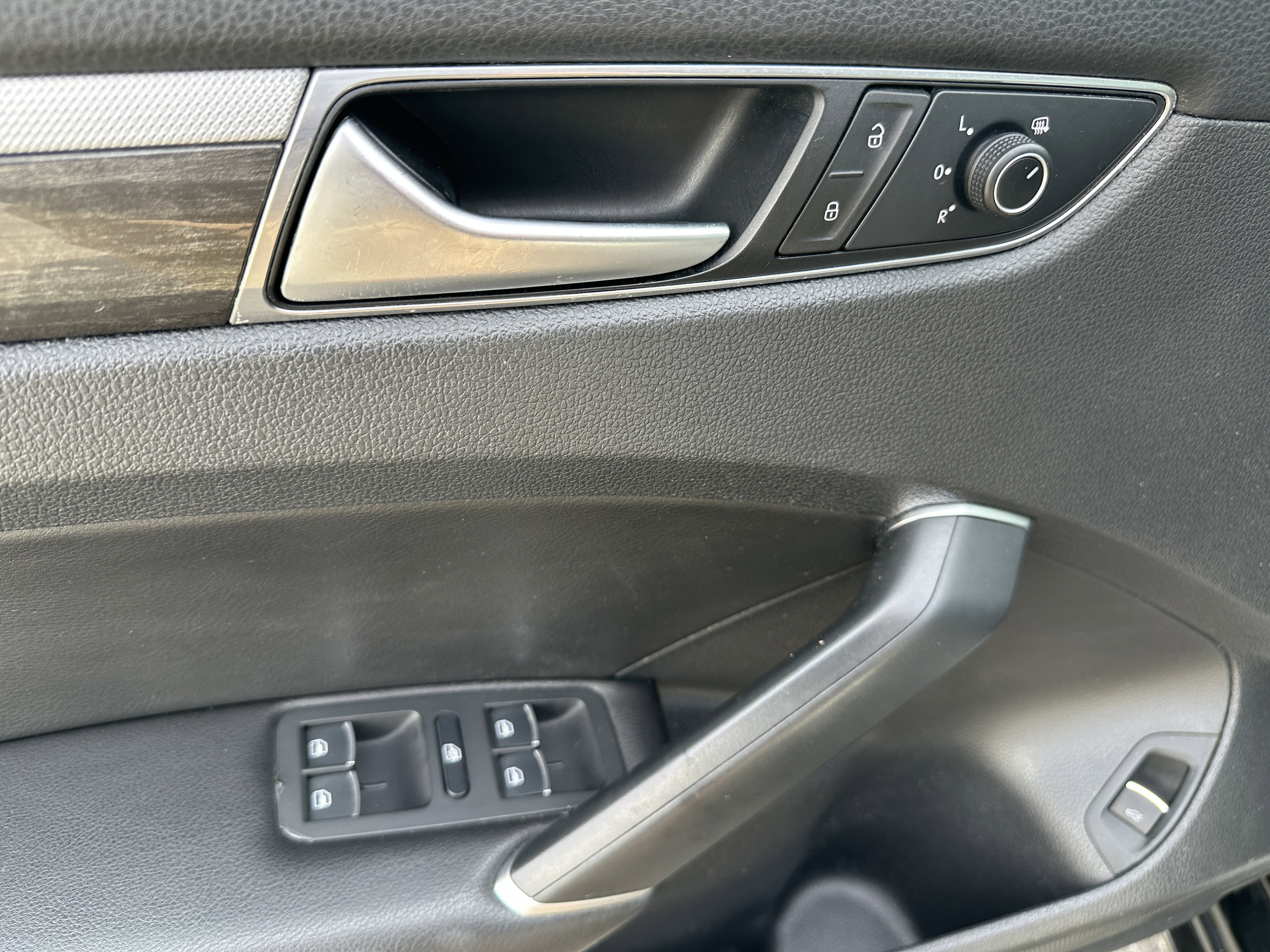 Used 2016 Volkswagen Passat 1.8T SEL Premium image 24