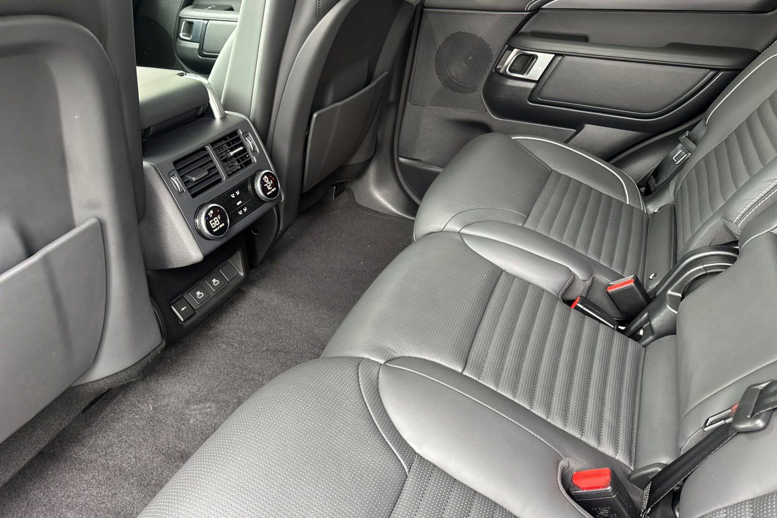 Certified 2024 Land Rover Discovery Metropolitan Edition image 12