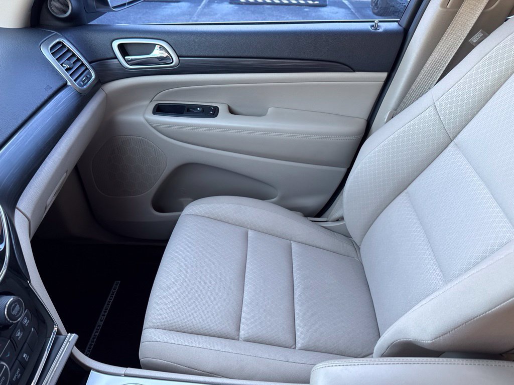 Used 2019 Jeep Grand Cherokee Laredo w/ Security & Convenience Group RWD image 23