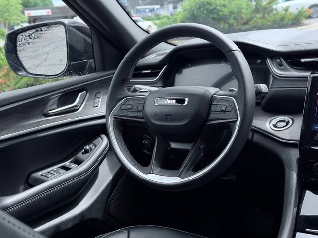 Used 2025 Jeep Grand Cherokee Limited AWD/4WD image 25