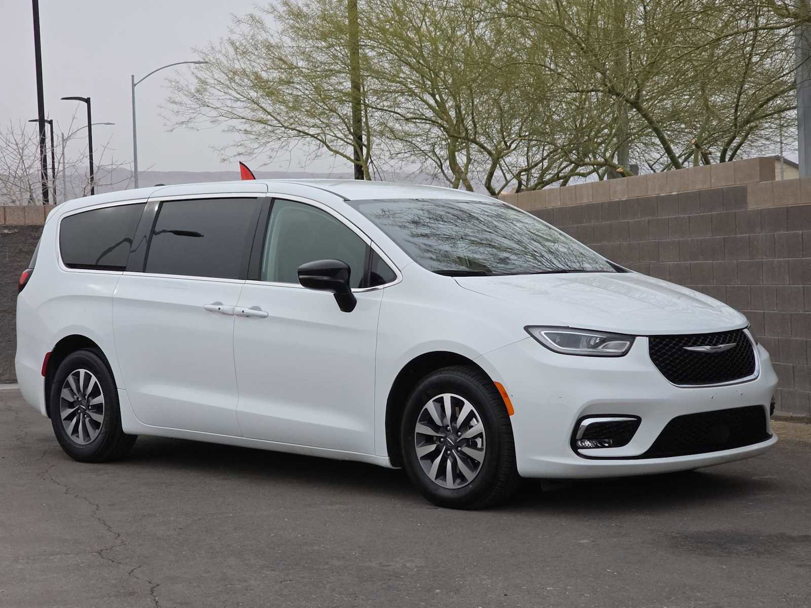 Used 2024 Chrysler Pacifica Select image 3