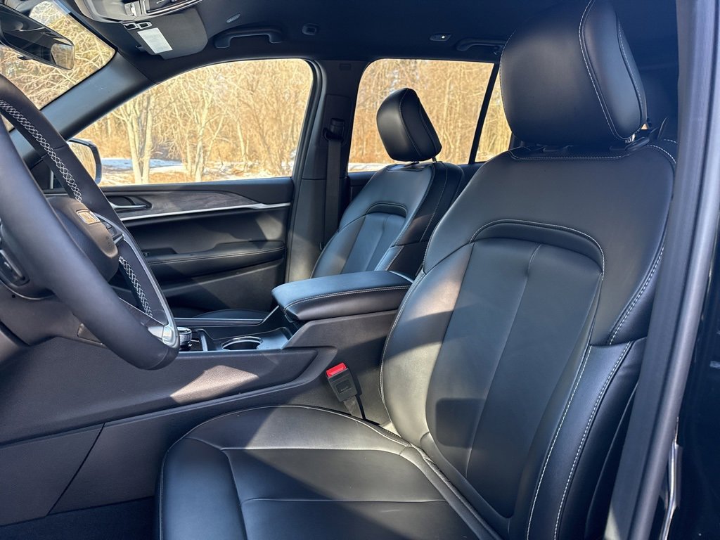 Used 2025 Jeep Grand Cherokee Limited image 9