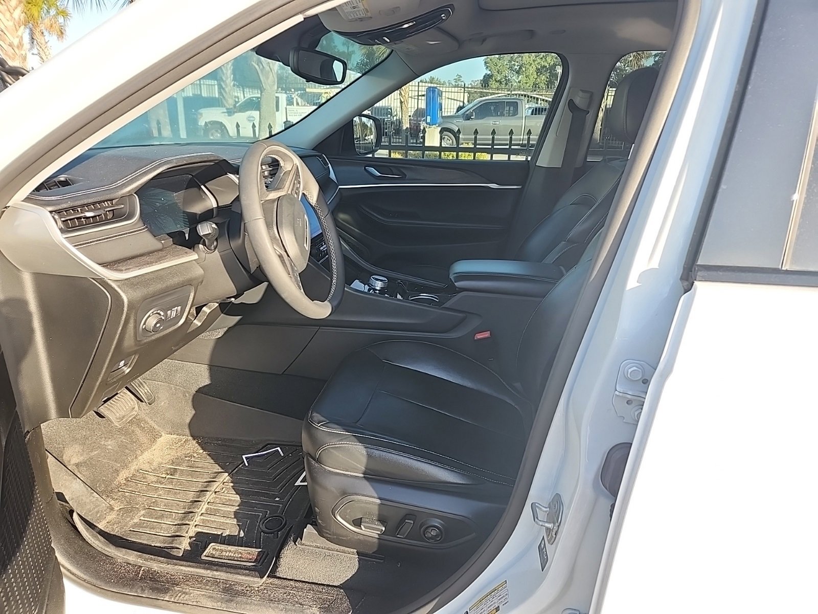 Used 2023 Jeep Grand Cherokee L Limited w/ Black Appearance Package image 5