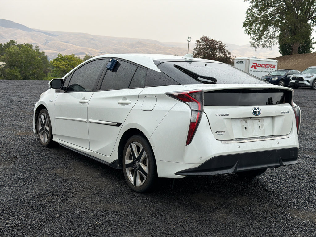 Used 2017 Toyota Prius Four Touring w/ Premium Convenience Package FWD image 9
