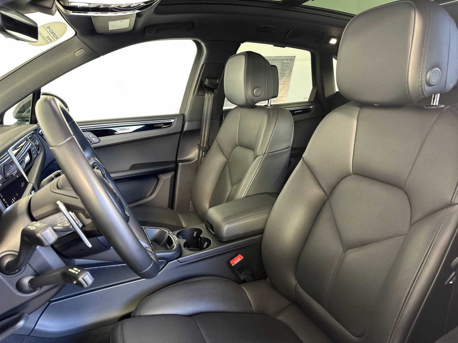 Certified 2024 Porsche Macan AWD/4WD image 5