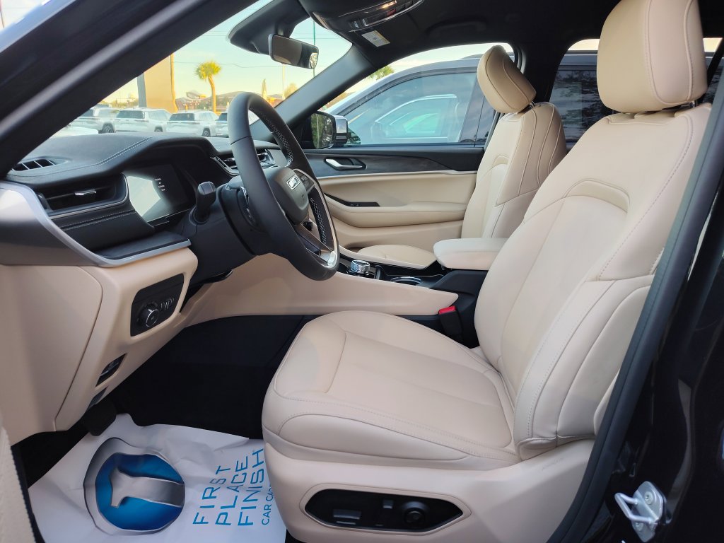 New 2025 Jeep Grand Cherokee Limited RWD image 14