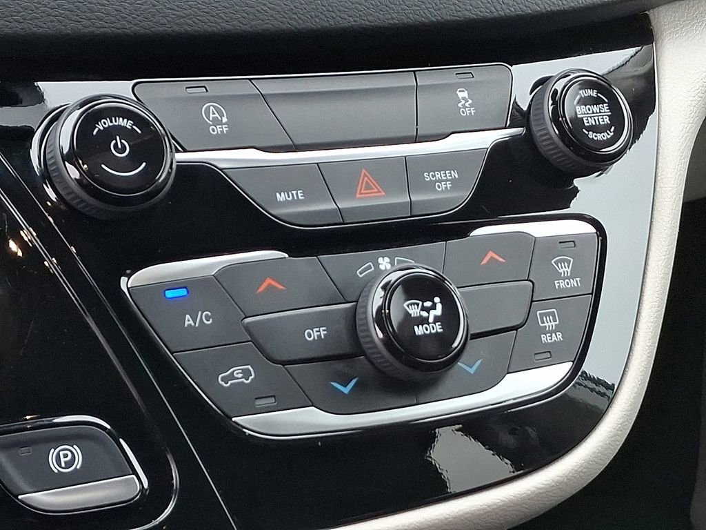 Used 2024 Chrysler Voyager LX image 17