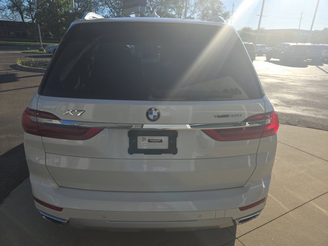 Used 2022 BMW X7 xDrive40i w/ Parking Assistance Package AWD/4WD image 11