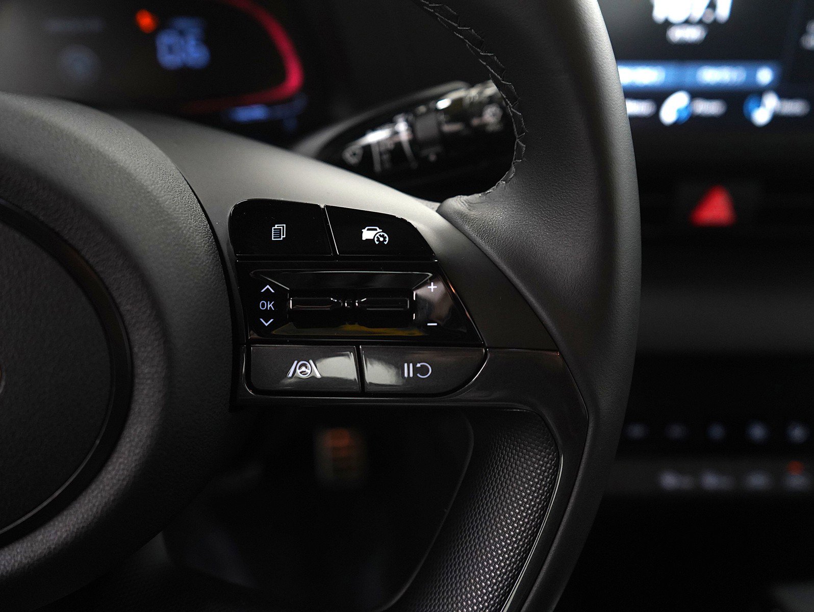 Certified 2025 Hyundai Elantra Sport image 19