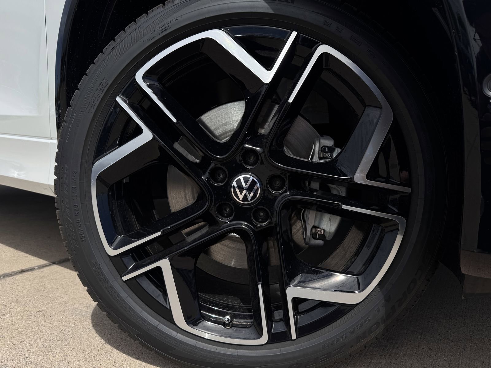 New 2026 Volkswagen Tiguan SEL R-Line image 10