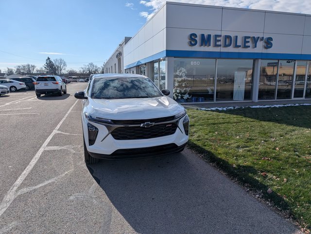 Used 2024 Chevrolet Trax RS w/ Sunroof Package image 2