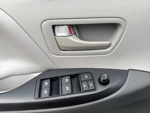 Used 2020 Toyota Sienna L FWD image 13
