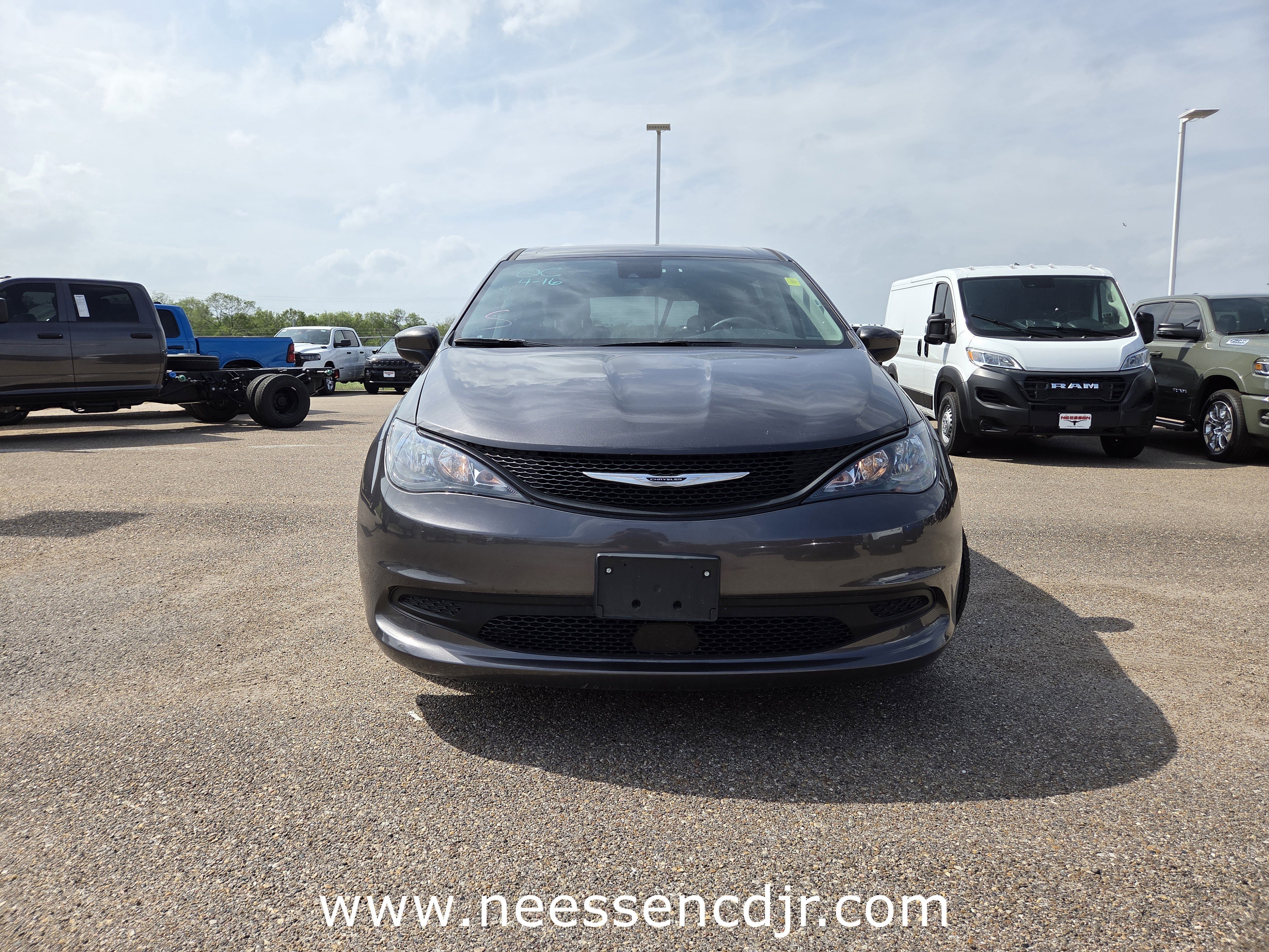 Used 2023 Chrysler Voyager LX image 2