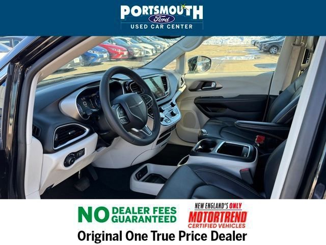 Used 2024 Chrysler Pacifica Touring-L image 4