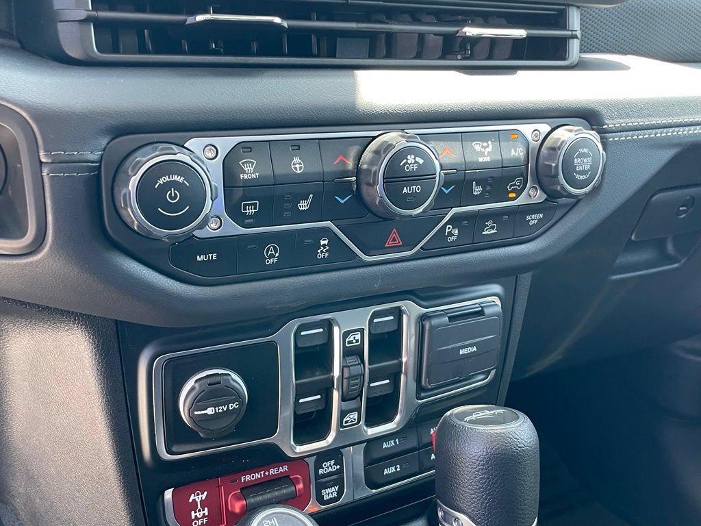 Used 2024 Jeep Gladiator Rubicon w/ Technology Group AWD/4WD image 17