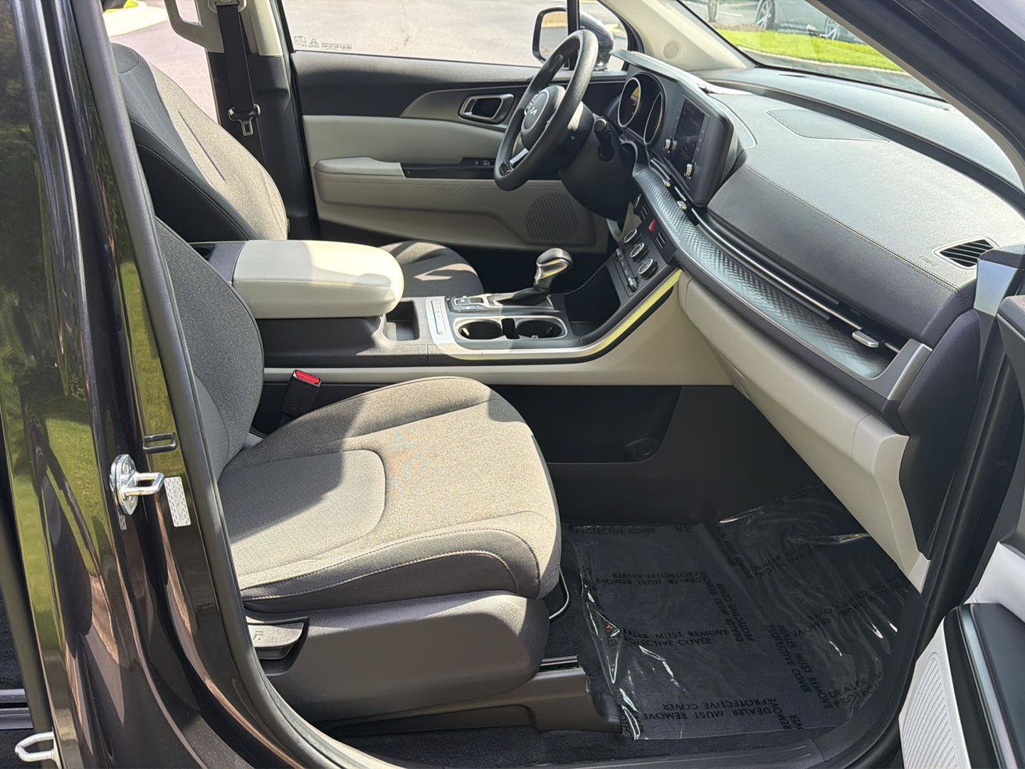 Used 2022 Kia Carnival LX FWD image 12