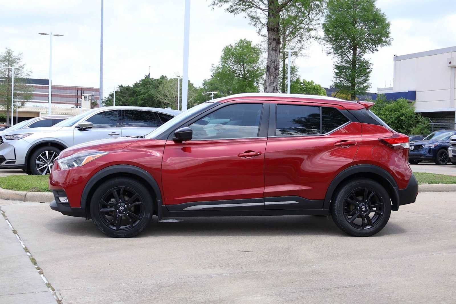 Used 2020 Nissan Kicks SR w/ SR Premium Package FWD image 3