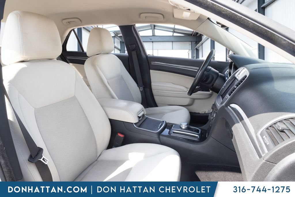 Used 2020 Chrysler 300 Touring w/ Driver Convenience Group RWD image 23