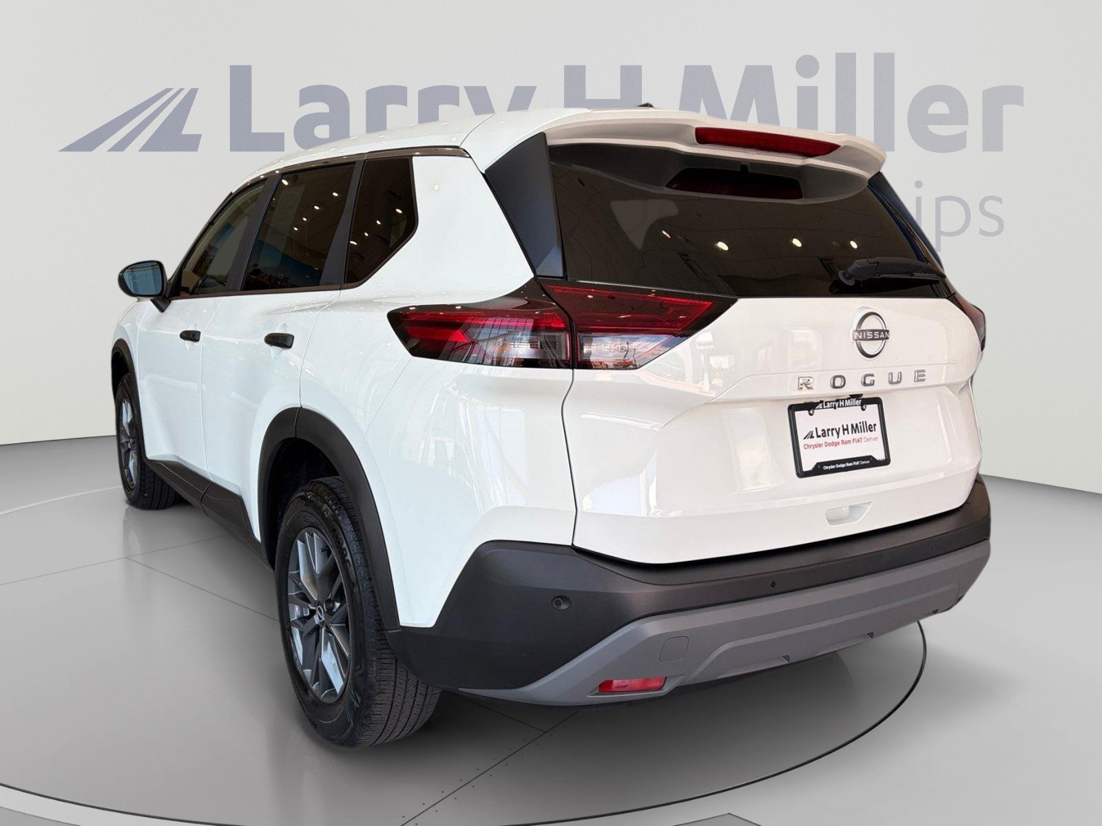 Used 2023 Nissan Rogue S FWD image 3