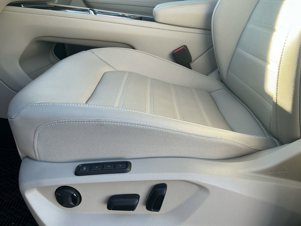 Used 2025 Volkswagen Atlas SEL image 24