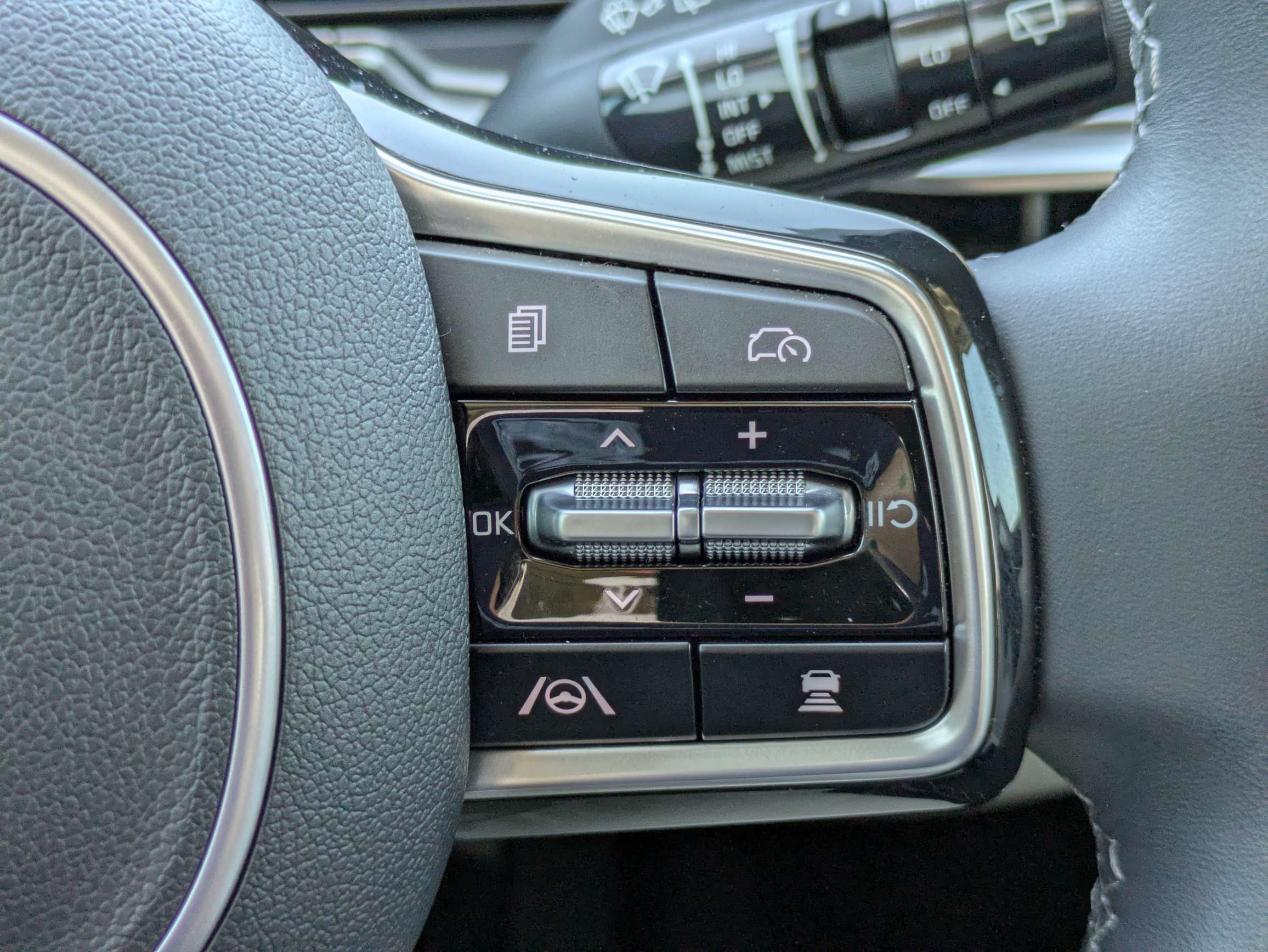 Certified 2025 Kia Sorento S FWD image 25