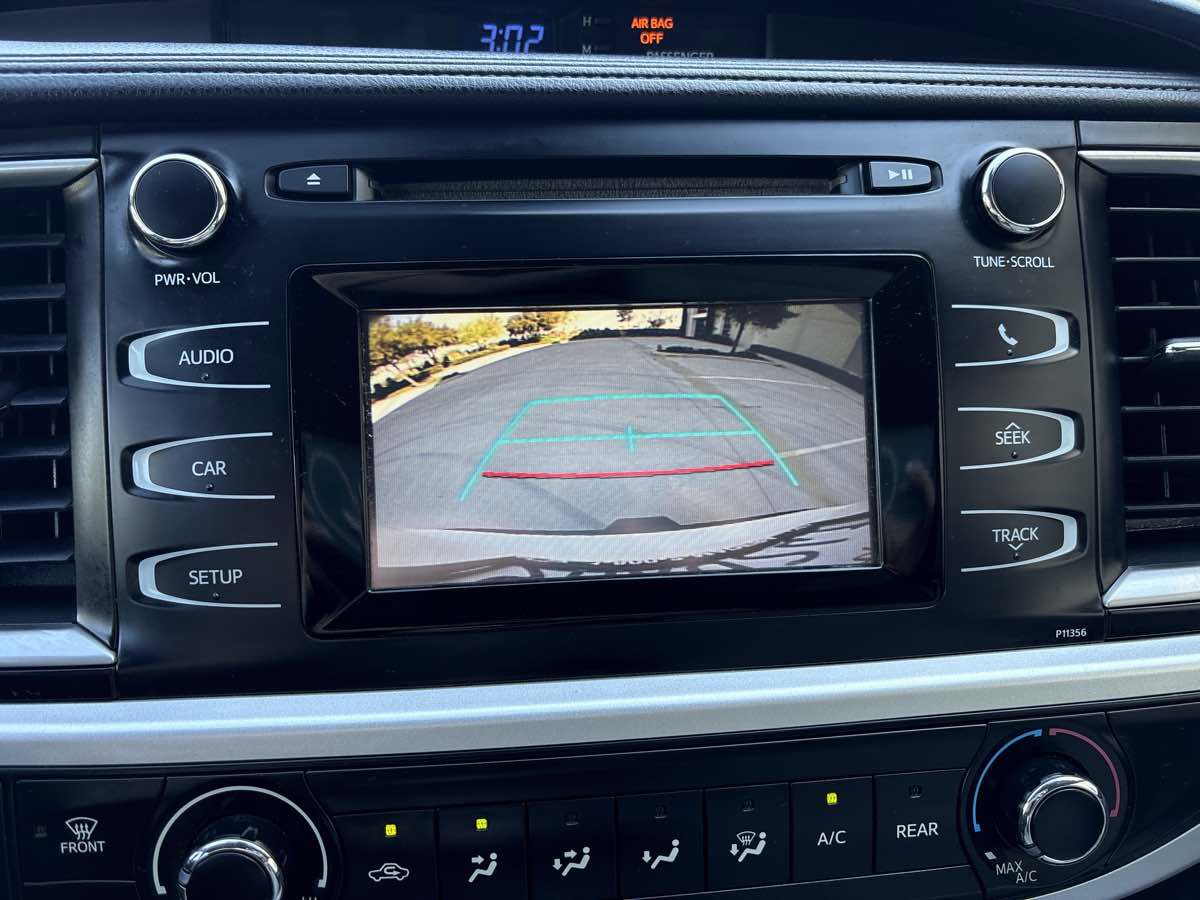 Used 2018 Toyota Highlander LE image 32