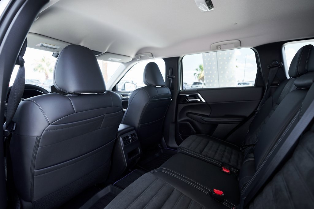 New 2025 Mitsubishi Outlander SE image 22