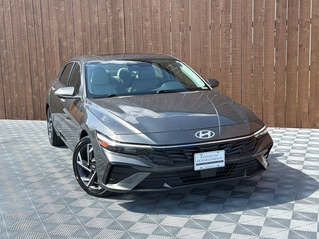 Used 2025 Hyundai Elantra Limited FWD image 12