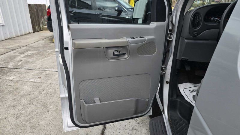 Used 2006 Ford E-150 and Econoline 150 RWD image 15