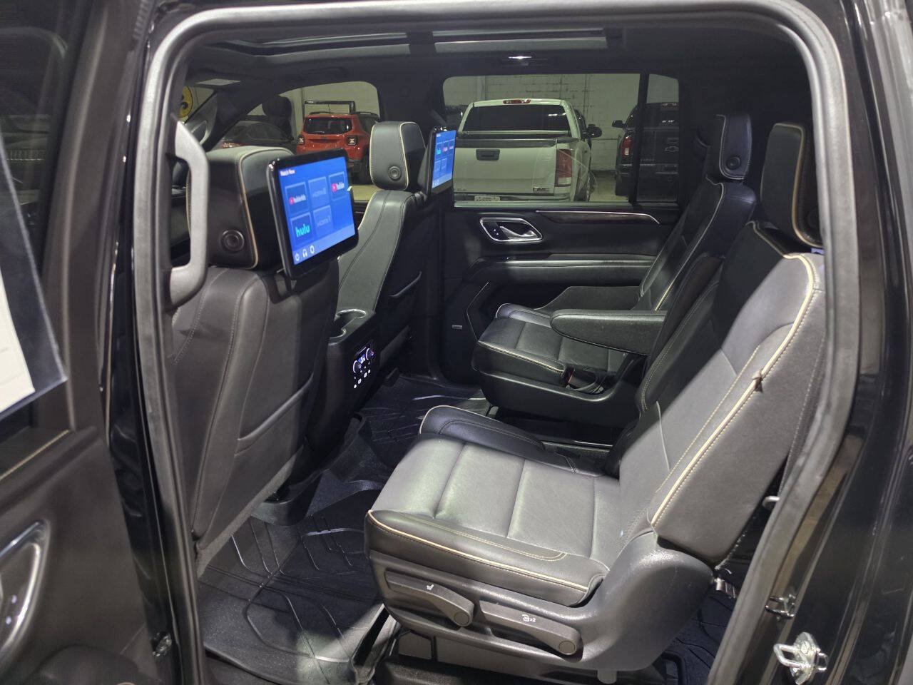 Used 2023 Chevrolet Suburban Premier AWD/4WD image 30